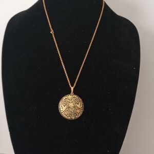 Elegant Gold Damascene Pendant Necklace